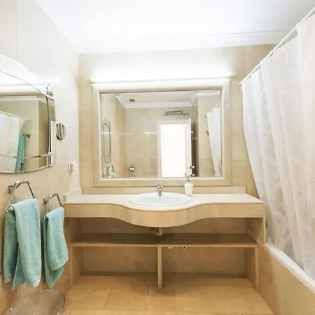 2 Bedroom Apartment, With Sea Views, In Puerto Banus Appartement *