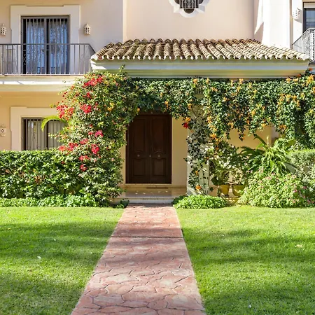 2 Bedroom Apartment, With Sea Views, In Puerto Banus Appartement
