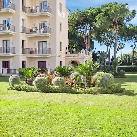 2 Bedroom Apartment, With Sea Views, In Puerto Banus Apartment *